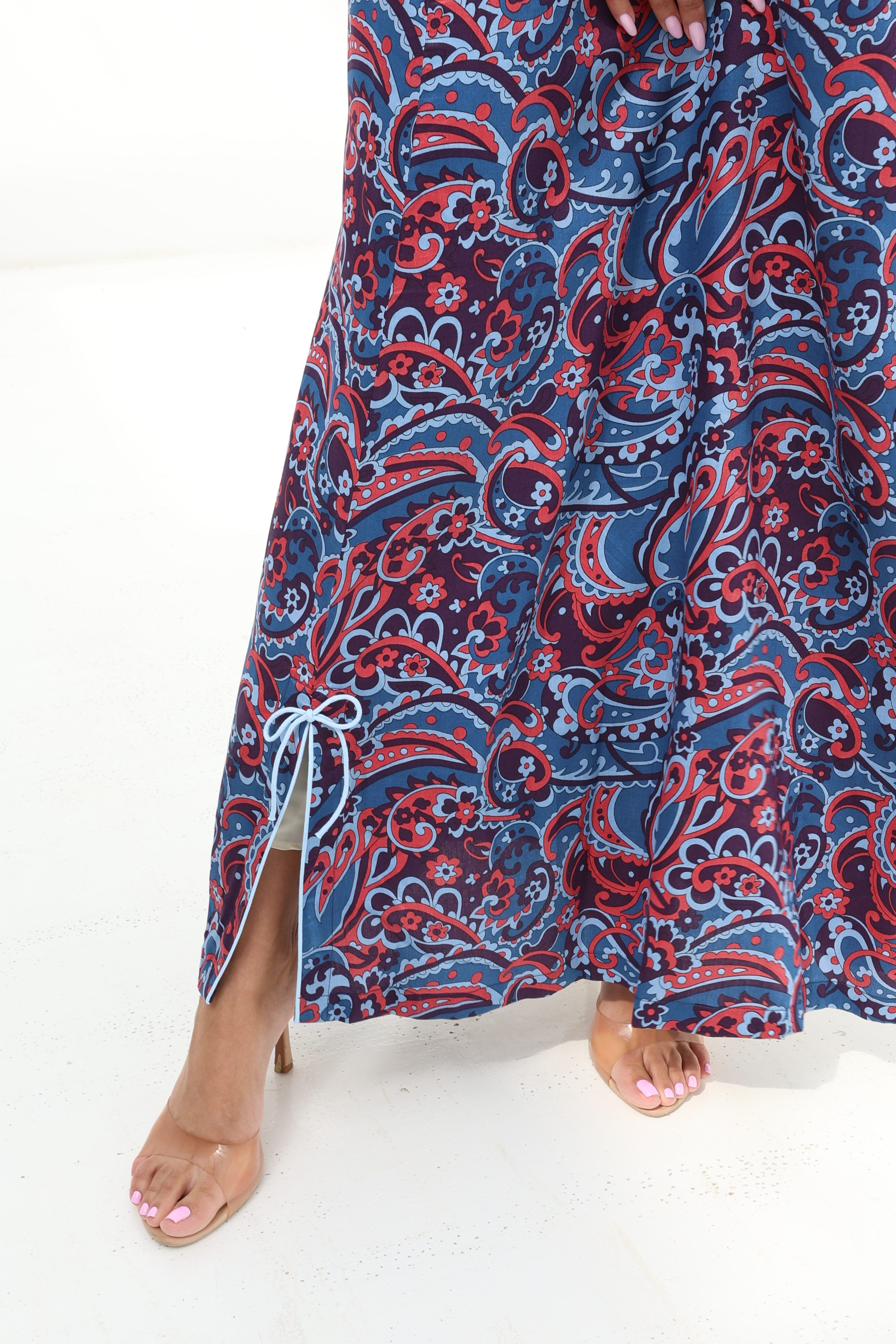 Kashmir — C26 — Navy & Crimson All-Over Paisley Print Lace-Tie V-Notch Cotton Jalabiya